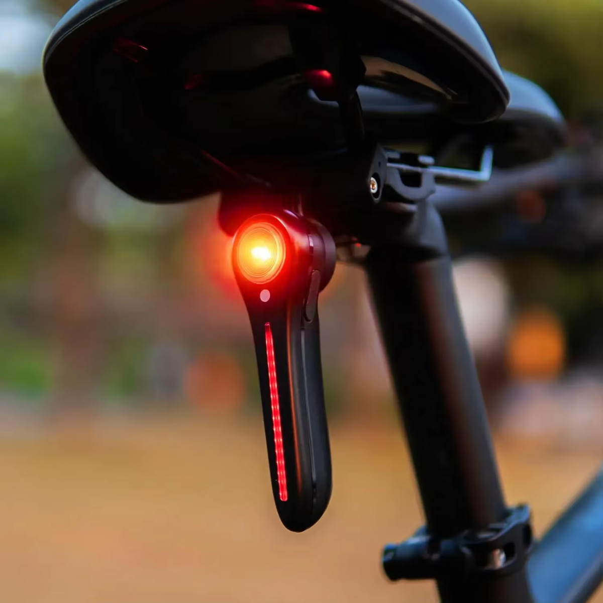 LED Fahrrad Rücklicht mit intelligenter Bremslichtfunktion montiert an einer Fahrradsattelstütze für maximale Sichtbarkeit auf Strassen bei Tag und Nacht
